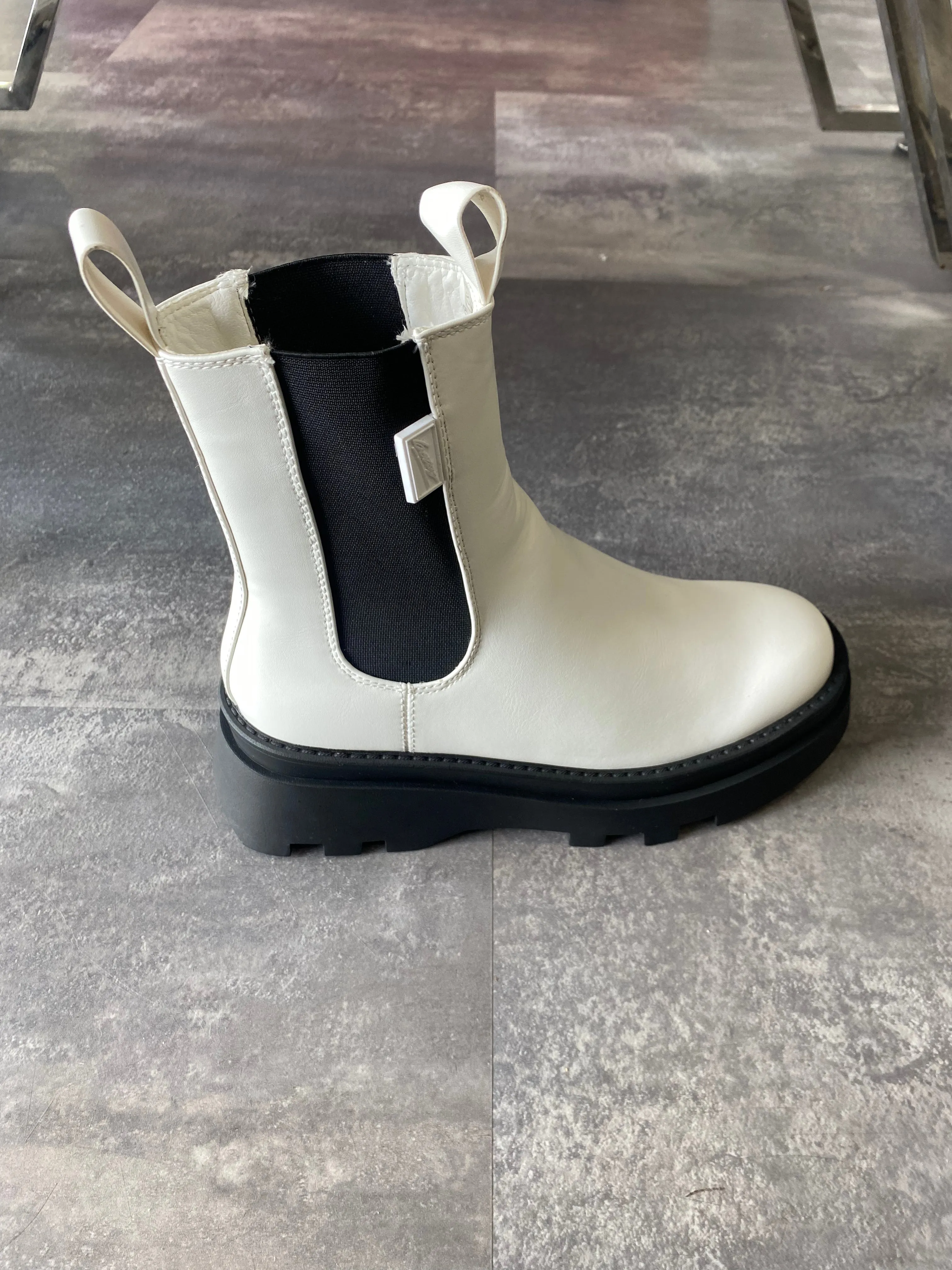 BETSY WHITE/BLACK BOOT