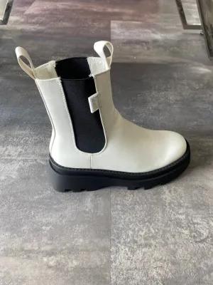 BETSY WHITE/BLACK BOOT