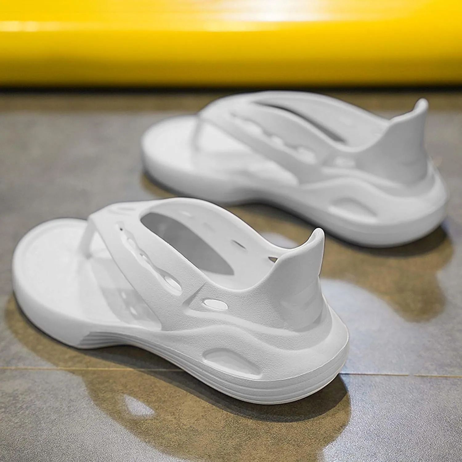 Men's Quick-Drying Flip Flops: Beach Slippers with Breathable Comfort