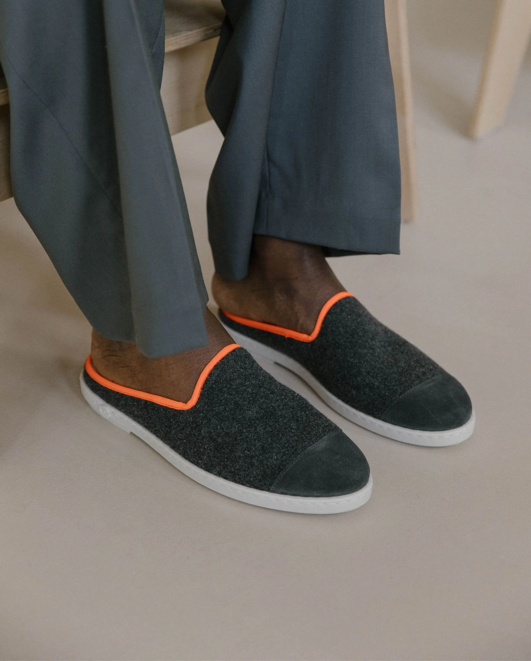 Mule homme laine, gris orange fluo