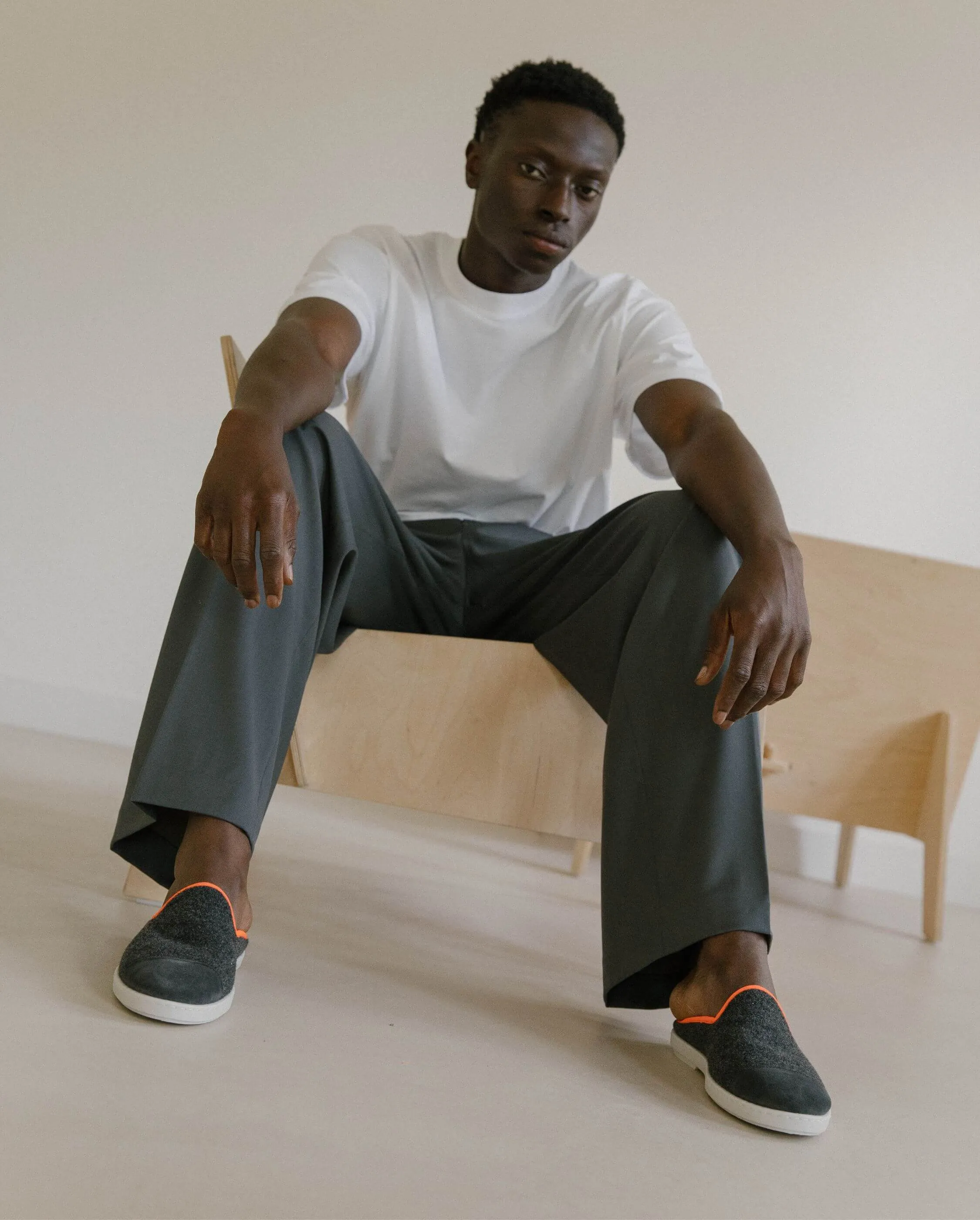 Mule homme laine, gris orange fluo