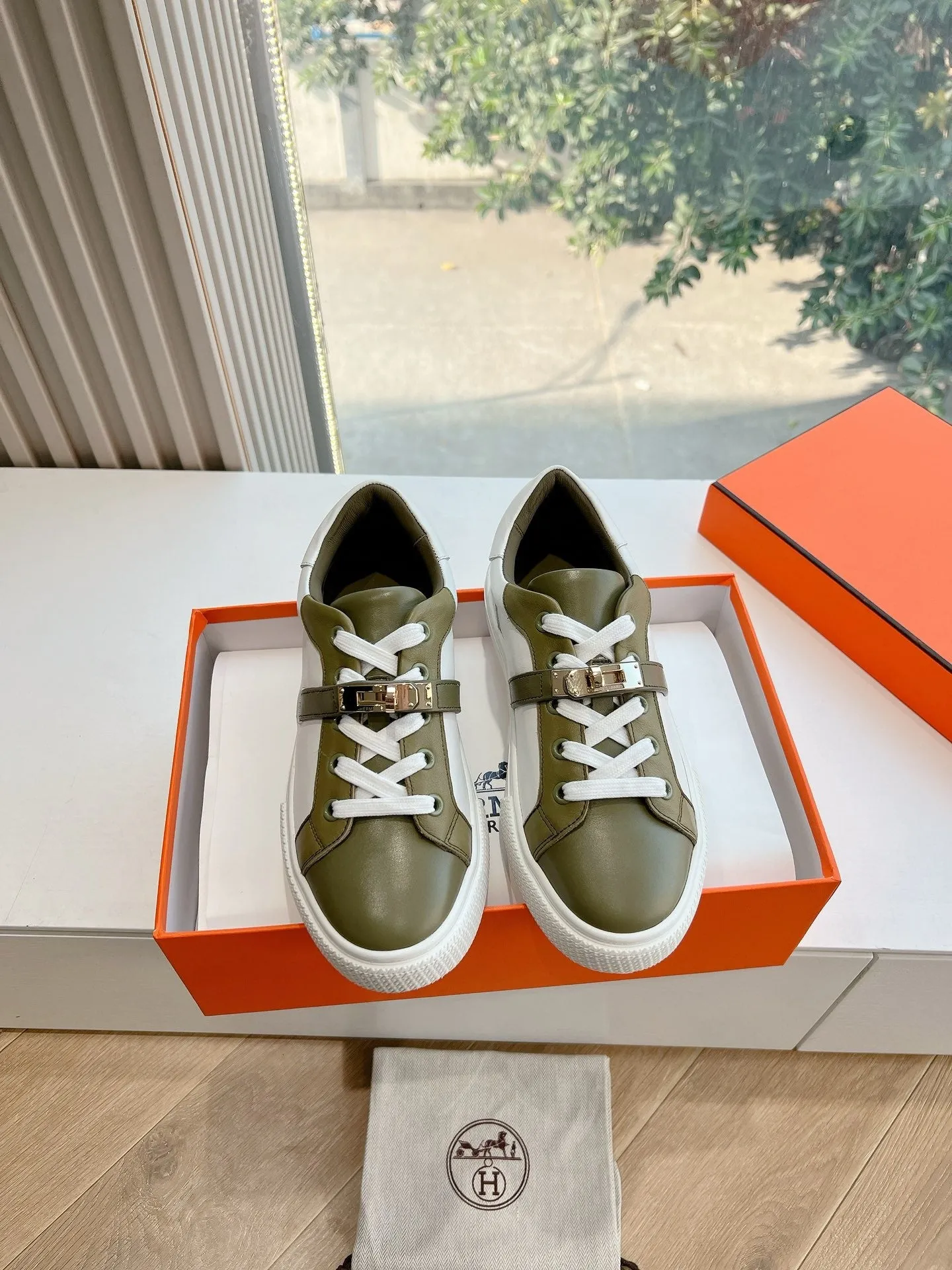 SE1573 Hermes Day Sneaker / Size5-10