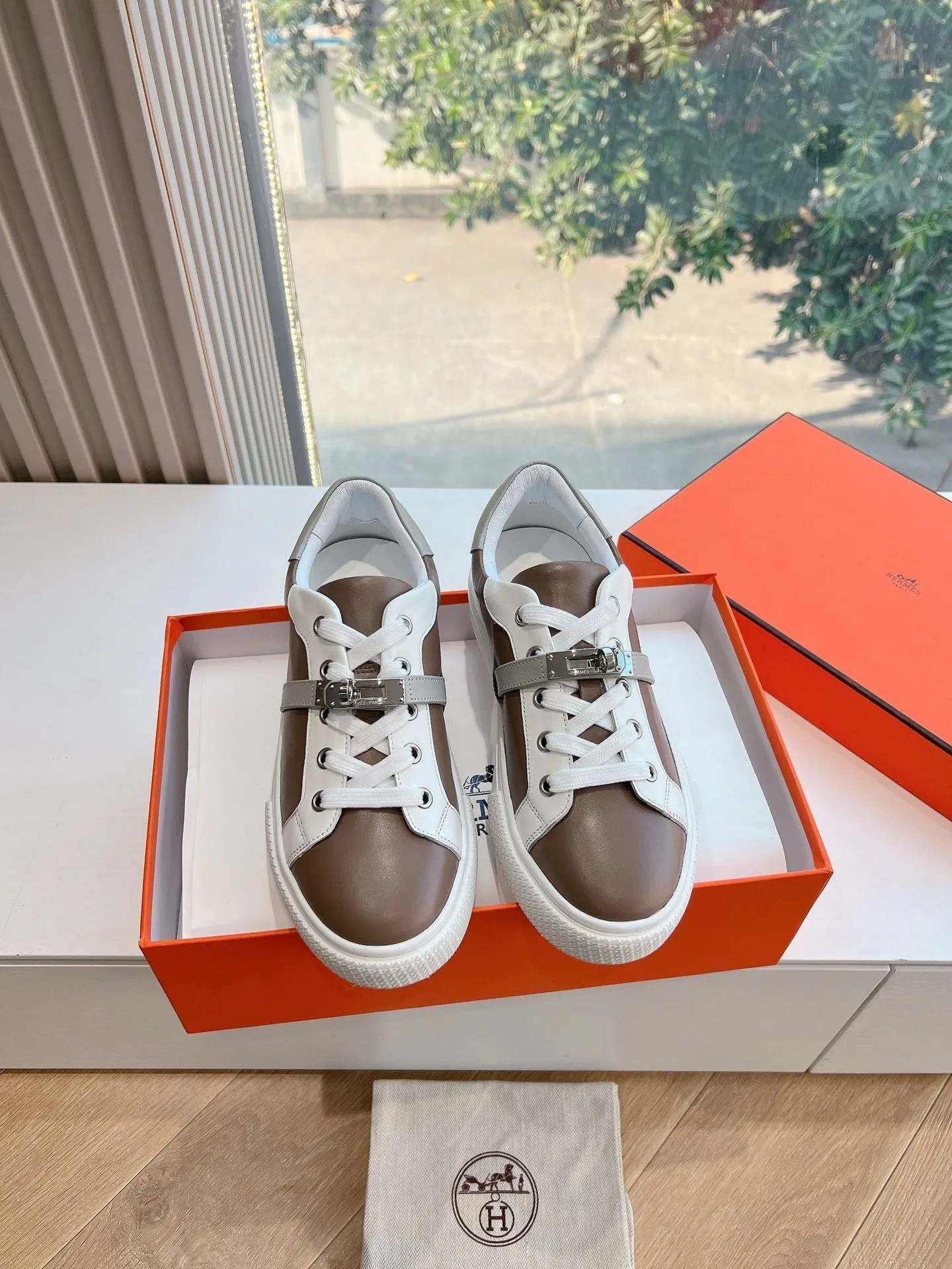 SE1573 Hermes Day Sneaker / Size5-10